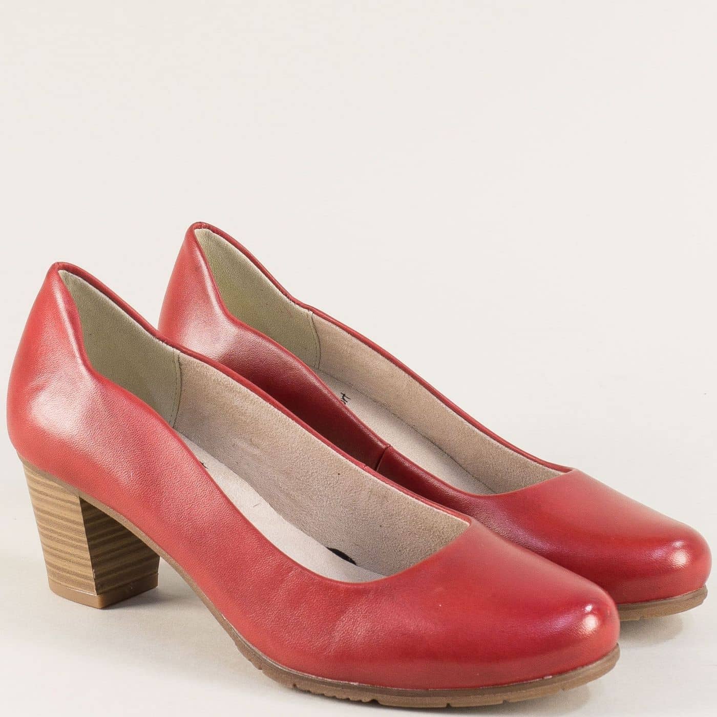 червени обувки на среден ток