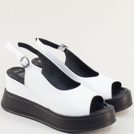 Бели дамски сандали на черна висока платформа  01531b