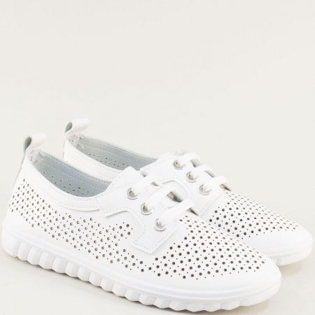 Комфортни дамски обувки в бяло с нежна перфорация 018-40b