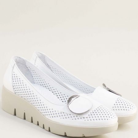 Бели дамски обувки тип балерини с метален детайл на платформа 0555392b