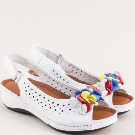 Бели дамски сандали с цветенца от естествена кожа 056205b
