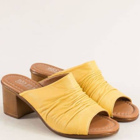 Комфортни дамски чехли в жълта кожа на ток 06115j