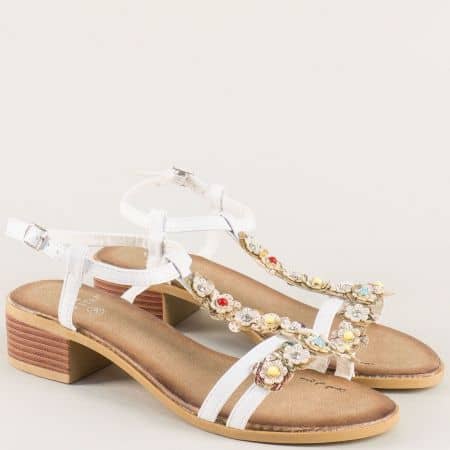 Бели дамски сандали с флорална декорация и нисък ток 086137b