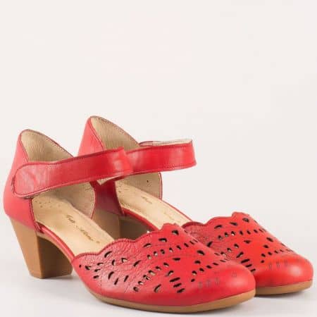 Български дамски обувки с лепка на среден ток от перфорирана естествена кожа изцяло в цервен цвят 12200995chv