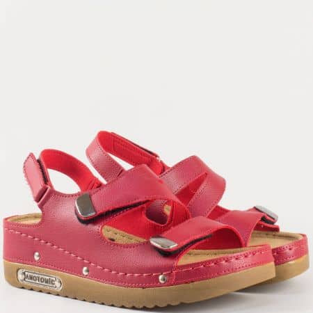 Комфортни дамски сандали в червен цвят на платформа- Jump с три лепки и шито анатомично ходило 13354chv