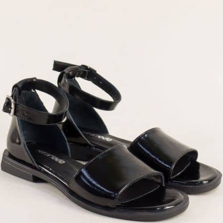 Лачени дамски сандали с каишка около глезена в черно 1602506lch