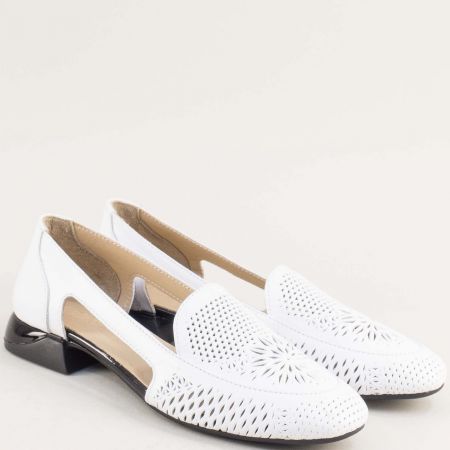 Бели обувки на нисък ток с перфорация 18702b