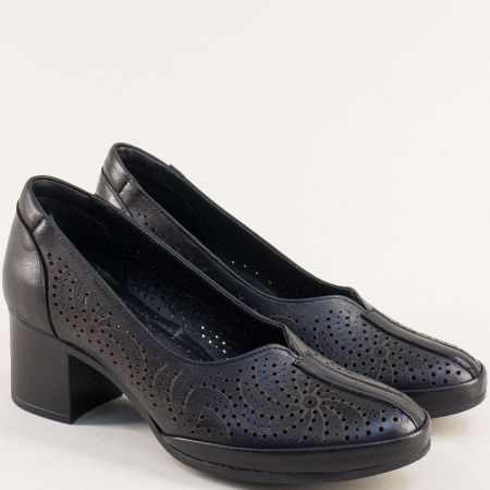 Кожени дамски обувки на среден ток с перфорация в черен цвят 1911930ch