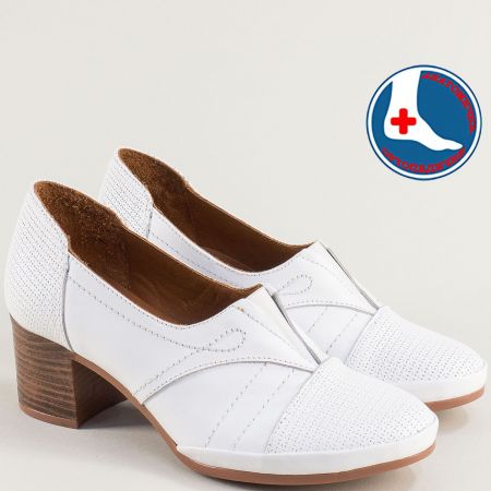 Затворени дамски обувки на среден ток в бяла кожа 1911960b