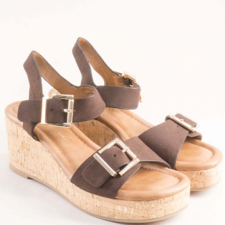 Модерни дамски садали в кафяв цвят на бежова платформа с катарами 2-28389-317