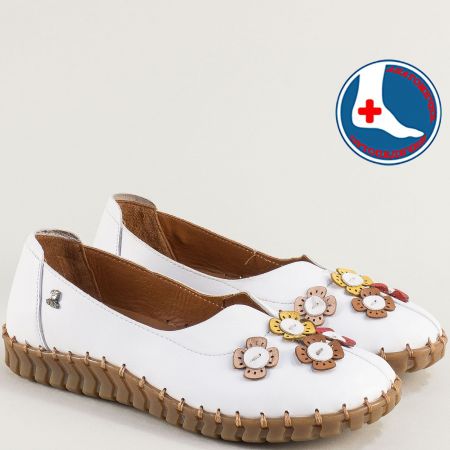 Дамски обувки с цветя в бяло от естествена кожа 2010711b