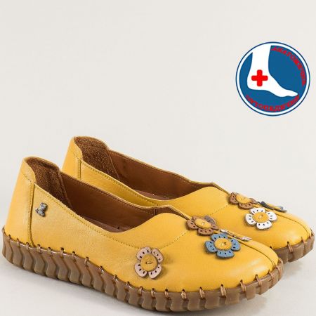 Кожени дамски обувки в жълто с цветя на равно ходило 2010711j