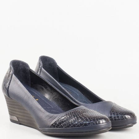 Дамски ежедневни обувки изработени от 100% естествена кожа и лак с ортопедична стелка в син цвят. 205102s