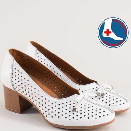 Стилни дамски обувки в бял цвят на среден ток 2113301b