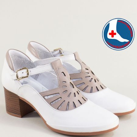 Дамски обувки в бяла кожа на среден ток и сива декорация 2113302b