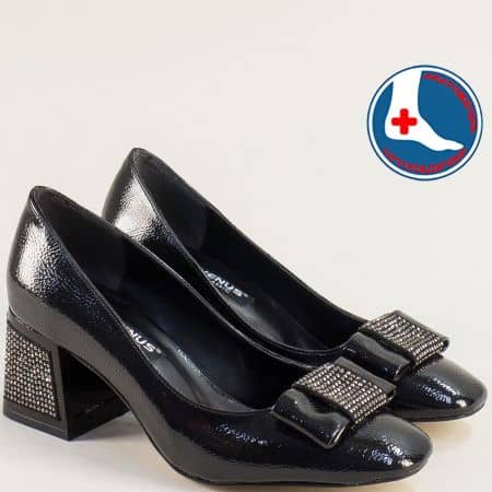 Стилни дамски лачени обувки в черен цвят с панделка 21224353lch