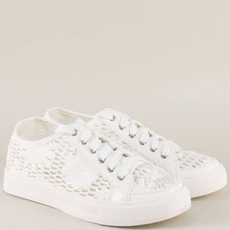 Спортни дамски обувки с перфорация в бял цвят 2153b