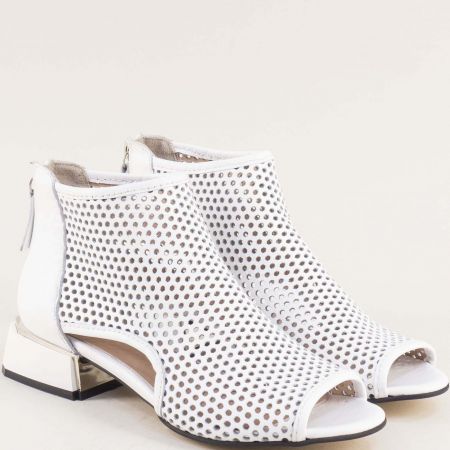 Перфорирани дамски сандали на нисък ток в бяла кожа 2207563b