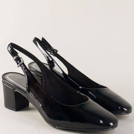 Лачени дамски обувки в черно на среден ток- Marco Tozzi 2229600lch