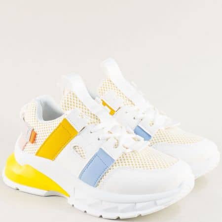 Дамски спортни обувки в бяло и жълто на лека платформа 25025j