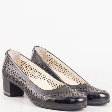 Дамски обувки с перфорация от естествен лак и кожа в черен цвят 260216ch