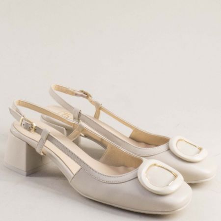 Бежови дамски сандали от естествена кожа с атрактивен аксесоар  28126bj