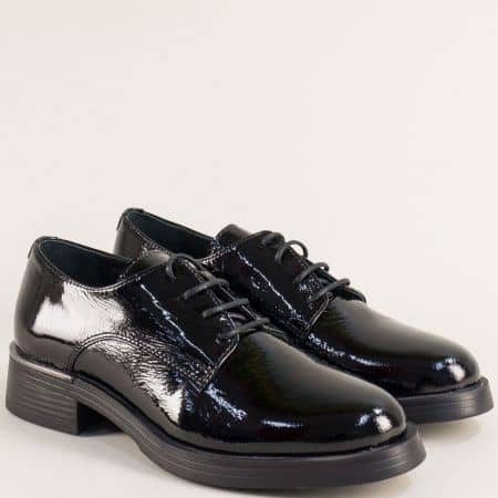 Черни дамски обувки на нисък ток от естествен лак 32179lch