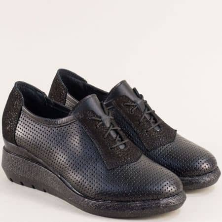 Ежедневни дамски обувки с нежна перфорация в черна кожа 34119422ch