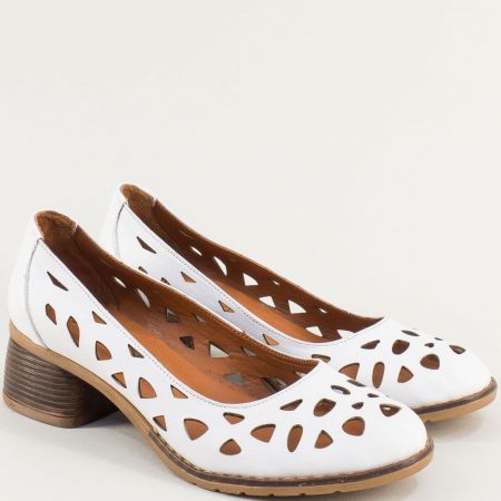 Естествена кожа дамски обувки с перфорация в бял цвят 35442b