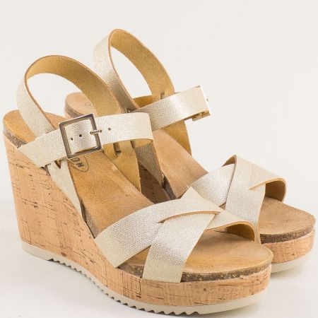 Златни фешън дамски сандали на платформа от естествена кожа 375901zl