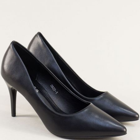 Стилни дамски обувки в черно на тънък ток 3921ch