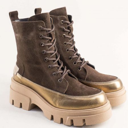 Модерни дамски боти в кафяв естествен набук и акцент в златно 44182zlvkk