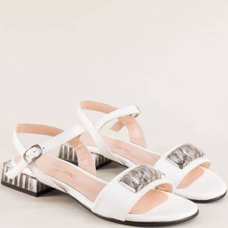 Бели дамски сандали  на нисък ток от естествен лак 5111082lb