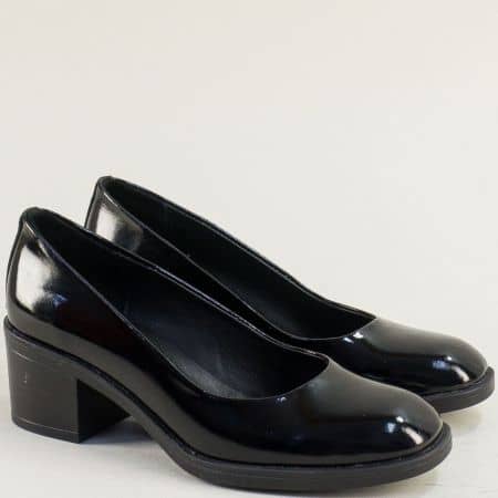 Дамски обувки от естествен лак на среден ток в черен цвят 5806lch