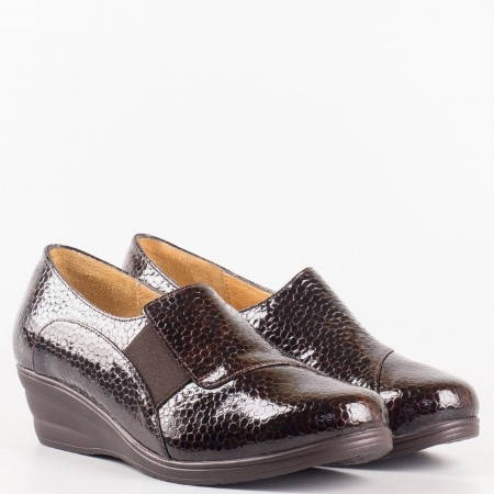 Дамски комфортни обувки изработени от висококачествен естествен лак на клин ходило в кафяв цвят  6122klkk