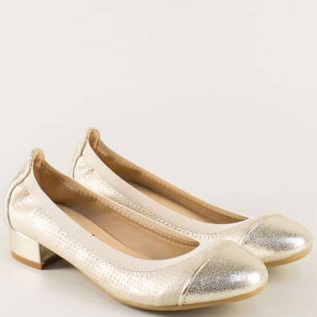 Златни дамски обувки с перфорация на нисък ток 6544102zl