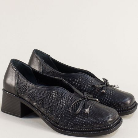 Затворени дамски обувки на среден ток естествена кожа в черно 669101ch