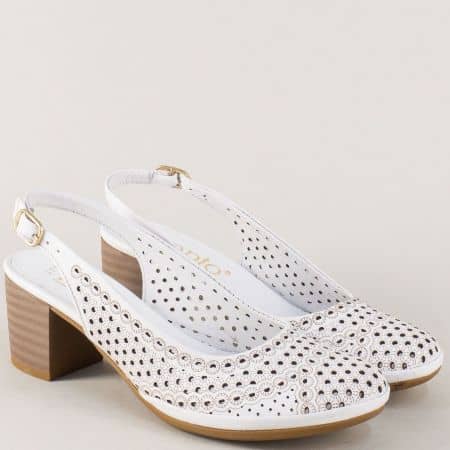 Бели дамски обувки от естествена кожана среден ток с перфорация 671229b