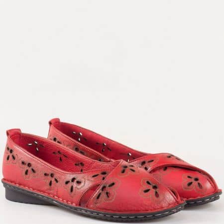 Дамски комфортни обувки, тип балерина, изработени изцяло от естествена кожа с лазерна перфорация в червен цвят 706chv