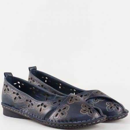 Дамски ежедневни обувки, тип балерина, произведени от изцяло естествена кожа с лазерна перфорация в тъмно син цвят 706ts