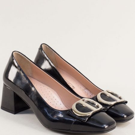Лачени дамски обувки в черно с метална катарама 715lch
