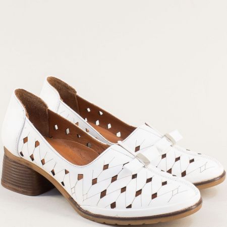 Дамски обувки на среден ток естествена кожа в бяло с перфорация 74142b
