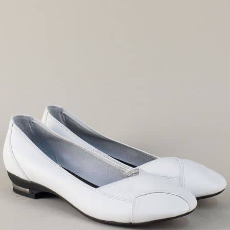Бели дамски обувки от естествена кожа на нисък ток 8003b
