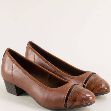 Ежедневни дамски обувки на нисък ток в кафяво JANA 822300k