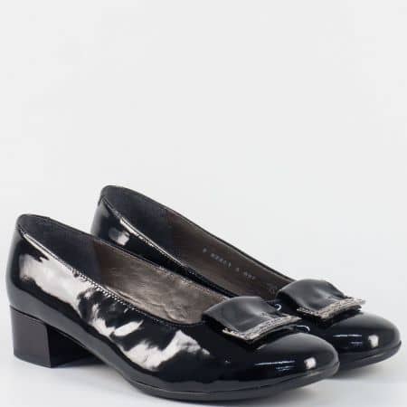 Лачени дамски обувки на нисък ток  в черен цвят- ALPINA с кожена стелка 82861lch