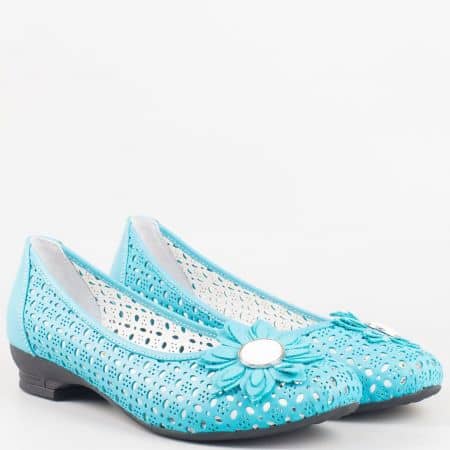 Ултра модерни дамски обувки с цвете на нисък ток от перфорирана естествена кожа в свежо синьо- български производител 83ss