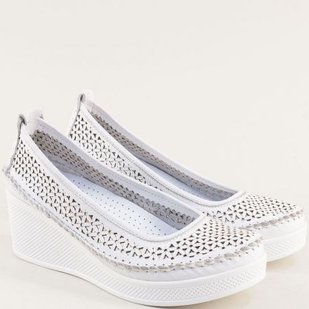 Перфорирани дамски обувки на платформа естествена кожа в бял цвят 850314810b