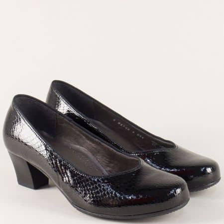 Лачени дамски обувки на среден ток в черен цвят 8548lch