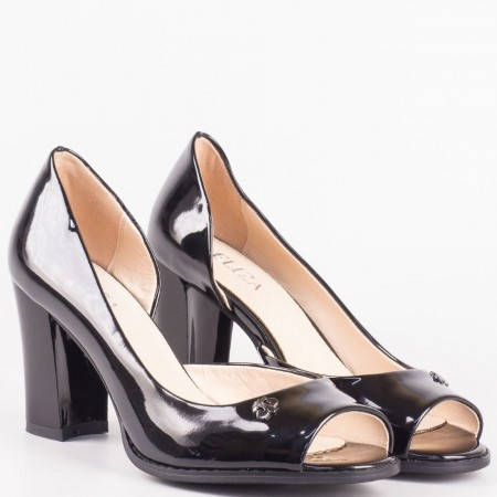 Дамски лачени обувки с отворени пръсти на висок ток в черен цвят 8592lch