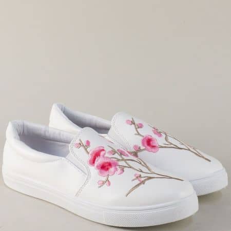 Дамски спортни обувки в бяло с цветен принт на равно ходило 8987brz